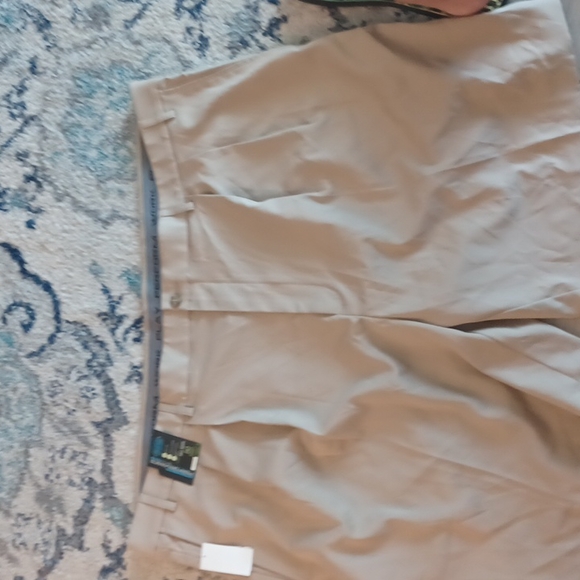 Roundtree & Yorke Pleated khaki sz 50 mens short Performance